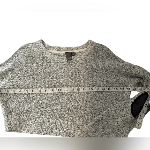 Quinn pull over crew neck sweater gray side splits EUC size M - Picture 7 of 8